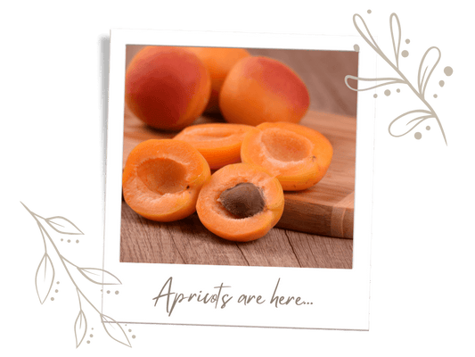 🍑 Apricot Crumble with fresh apricots on a wooden cutting board, highlighting their summer freshness.